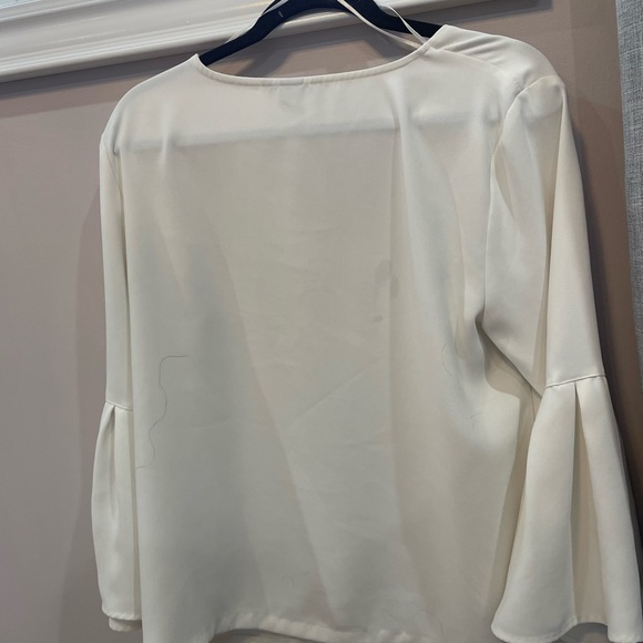 White blouse - Picture 2 of 3